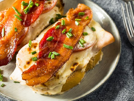 Печен сандвич с пушено пуешко месо, бекон и домати за закуска - снимка на рецептата